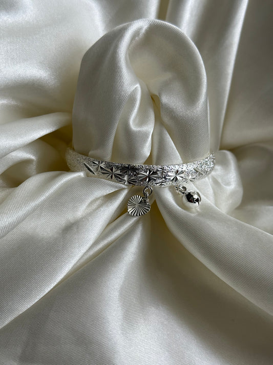 The Amara Bangle (White Gold)