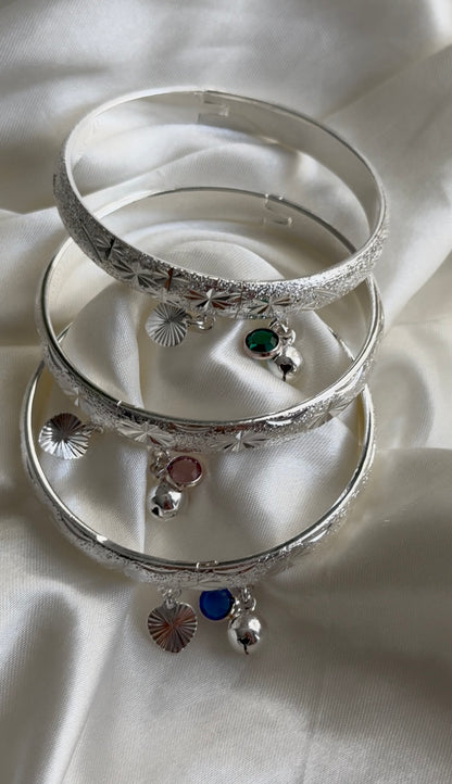 The Amara Bangle (White Gold)